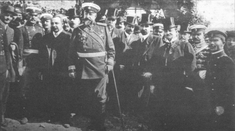 5 октомври 1908 г., Велико Търново. Цар Фердинанд, министър-председателят Александър Малинов, членове на правителството и генерали при обявяването на независимостта на България. 