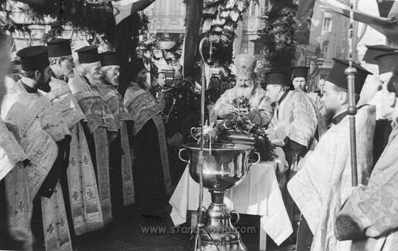 Софийският митрополит Стефан (от 1945 г. Български Екзарх) извършва маслосвет в София през 1942 година. Източник: Стара София в снимки