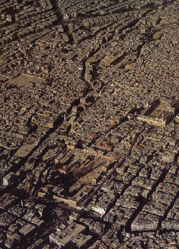Изглед от птичи поглед над Дамаск, столицата на Сирия, с крепостта и джамията на Омеядите.  Източник: archvuz.ru